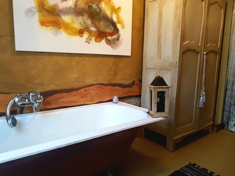En-suite bathroom to bedroom 2 in Magrietjie